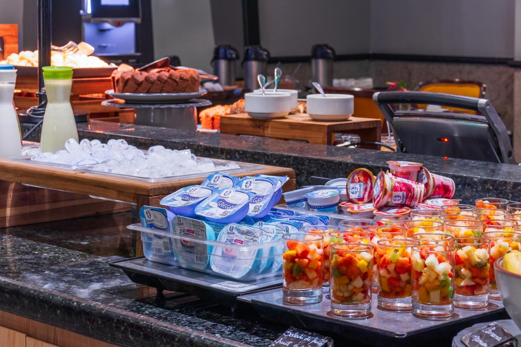 Parque Balneario Hotel Santos By Castelo Itaipava 외부 사진 A buffet at a hotel